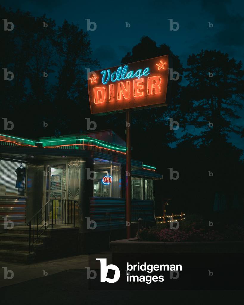 Immagine di Fotografia "Insegna al neon vintage del Village Diner di notte" di Jon Bilous