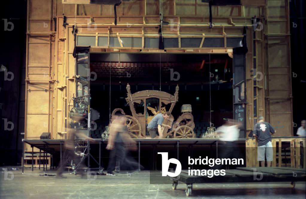 Gli operai del palcoscenico che assemblano il set