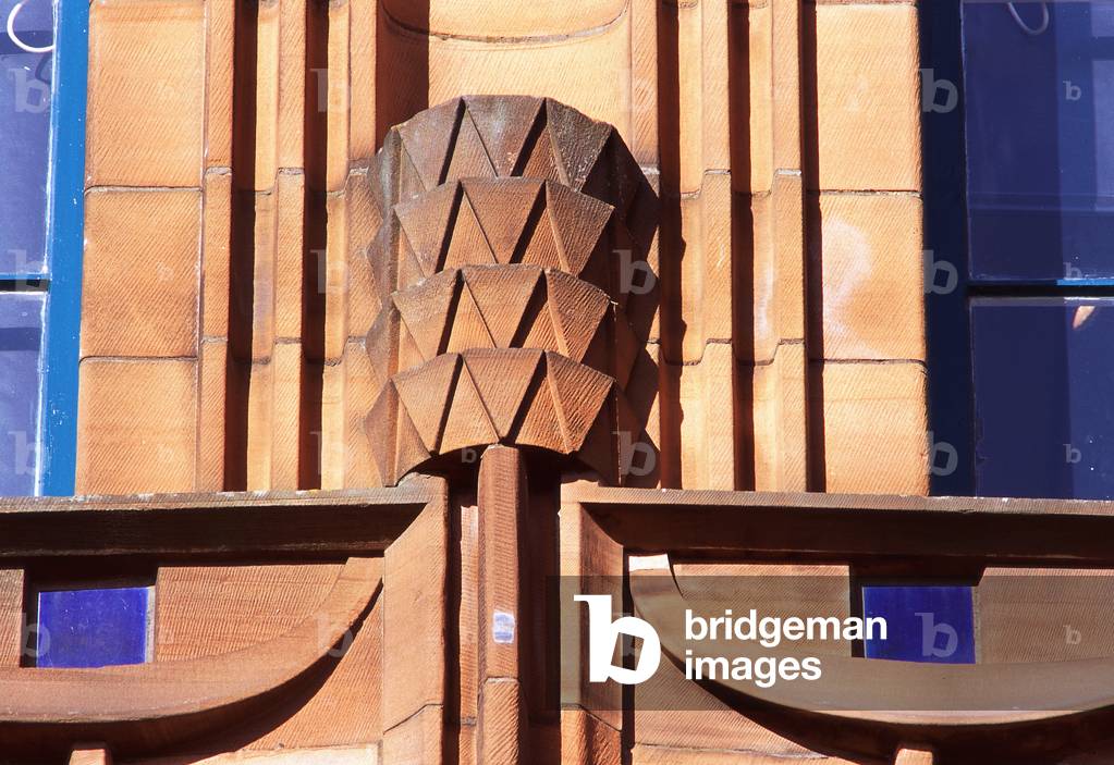 Particolare di Ardornment sull'elevazione rivolta a sud della scuola Scotland Street disegnata da Charles Renn