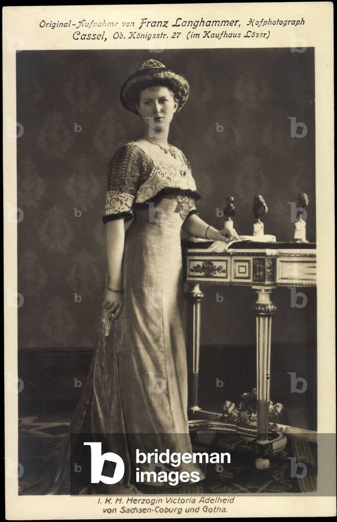 Immagine di Fotografia "Ak La Duchessa Vittoria Adelheid di Sassonia Coburgo Gotha" di German Photographer, b/