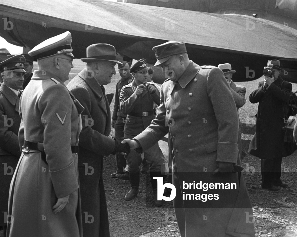 Bærum, Fornebu April 21, 1943. Ministerpräsident Vidkun Quisling T.H. kehrt nach ..., 1943 (Foto)