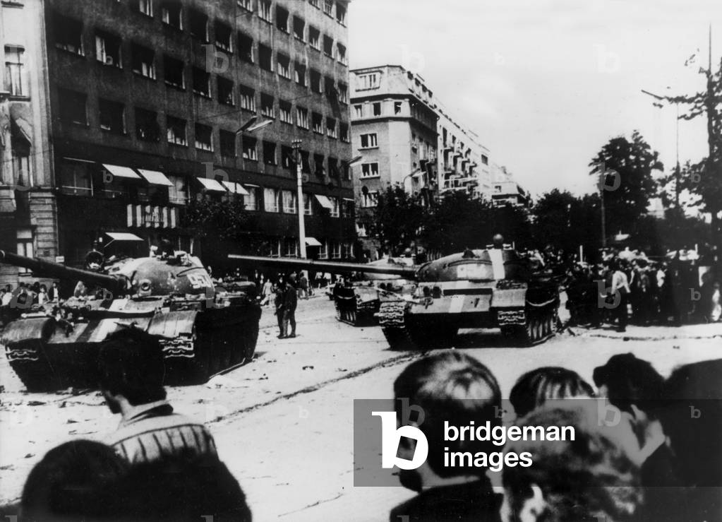 Immagine di Fotografia "Praga 21 agosto 1968: carri armati sovietici che entrano in città (fine della primaver