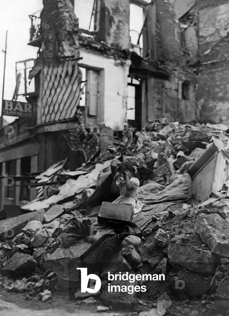 "Bambino piangente dopo un attacco bombardato a Irun" 1936, b/w
