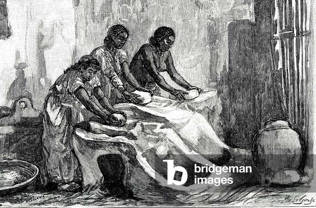 Donna assira macina mais