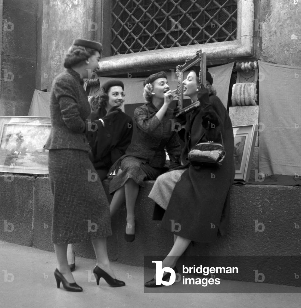 Bild von Fotografie "Kollektion Biki „Walk of Four Models“" 1953 von Federico Garolla