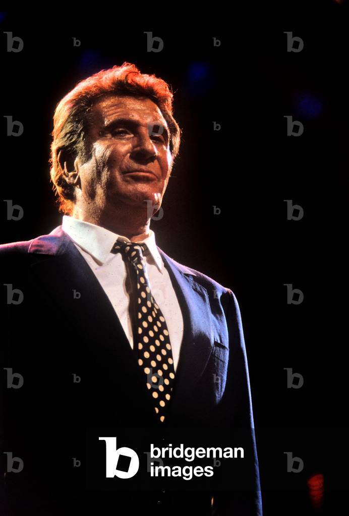 Il cantante francese Gilbert Becaud sul palco dell'Olympia di Parigi Ottobre 1980 (foto)