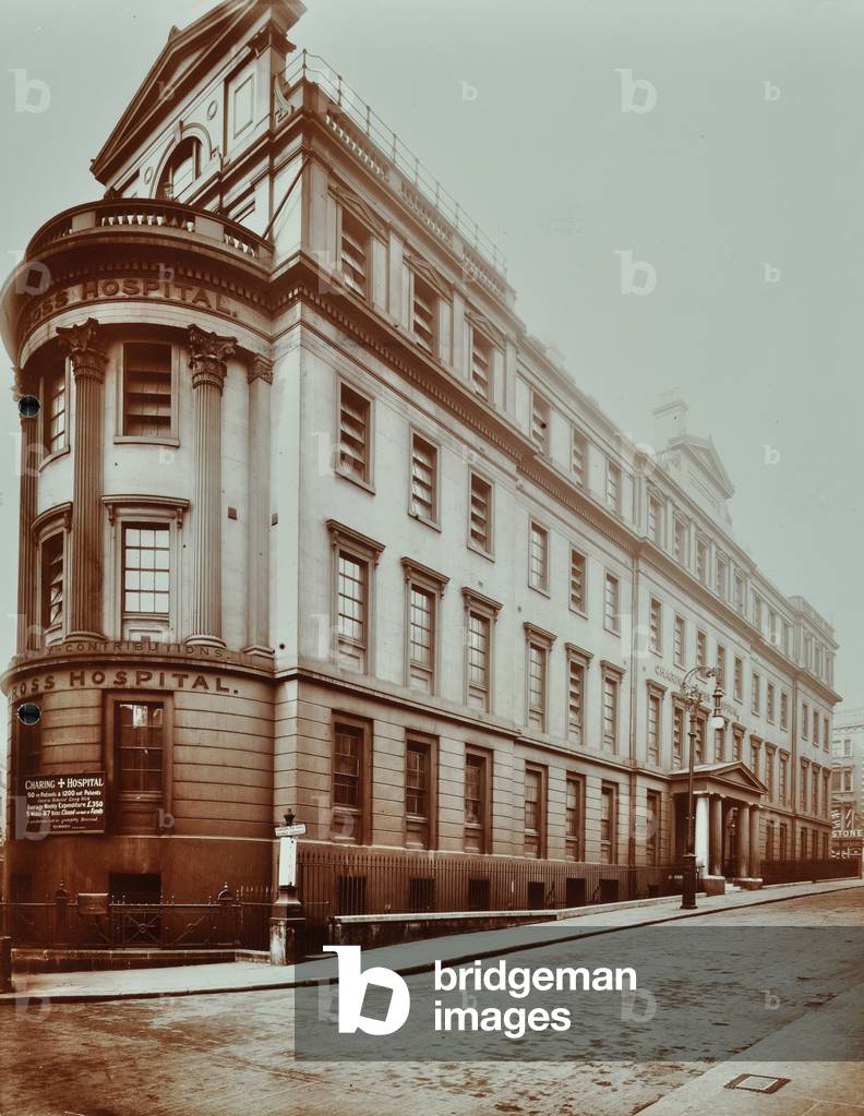 Bild von Fotografie "Charing Cross Hospital: Ansicht des Krankenhauses an der Kreuzung zwischen Agar Street un