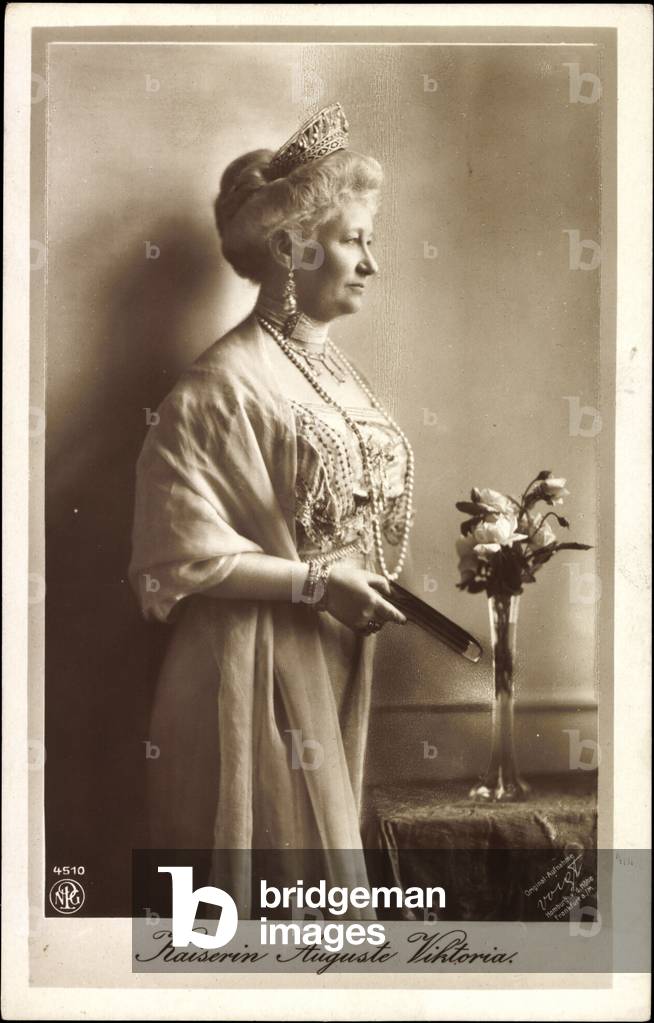 Immagine di Fotografia "Kaiserin Auguste Victoria in Krone" di German Photographer, b/w