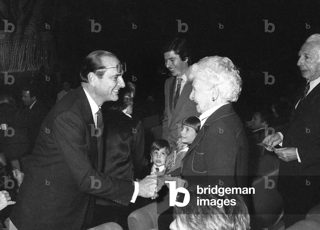 Jacques Chirac alla mostra di ChantalGoya al Palais des Congres di Parigi, 8 novembre 1984 (foto in b/n)