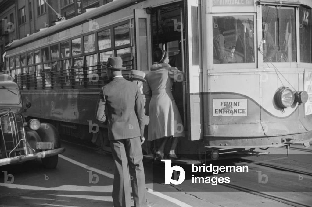 Bild von Fotografie "Haushaltshilfe beim Einsteigen in Straßenbahn" 1939 von Marion Post Wolcott
