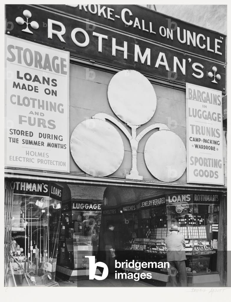 Immagine di Fotografia "Rothman's Pewn Shop" 1930 di Berenice Abbott, b/w