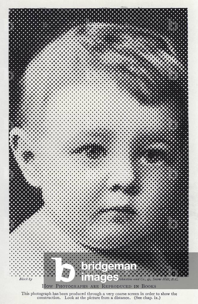 Wie Fotos in Büchern wiedergegeben werden: Portrait eines kleinen Jungen (s/w-Foto)