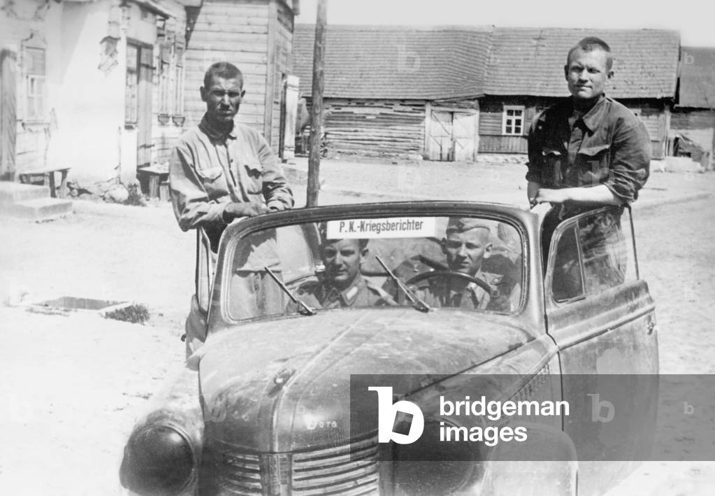 Image of Photography depicting War correspondents on the Eastern Front 1941, b/w