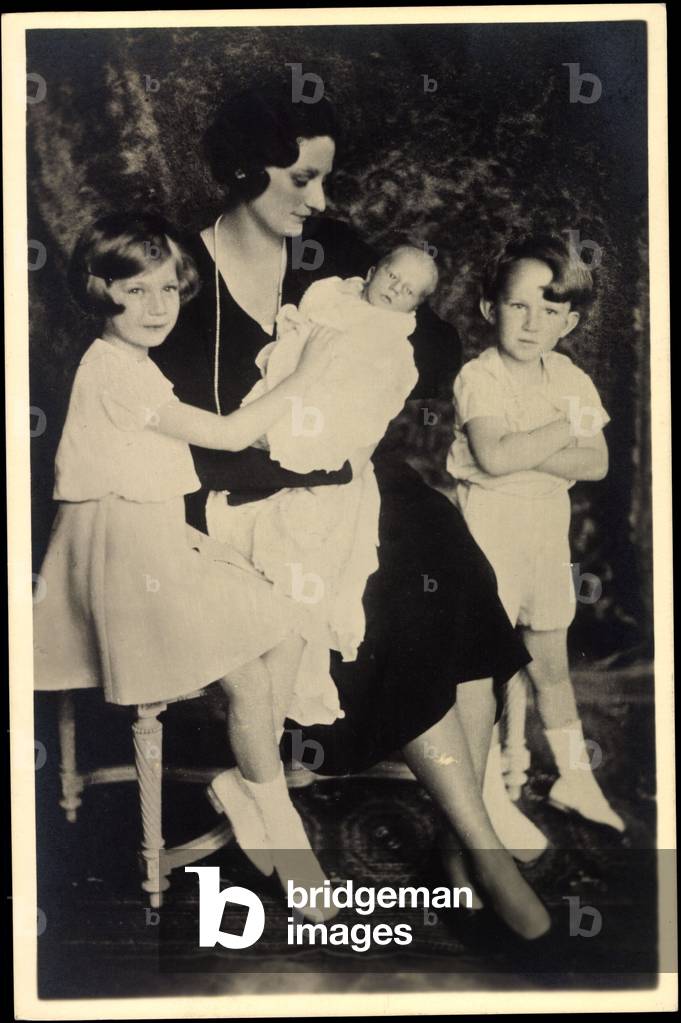 Immagine di Fotografia "Foto La Regina Astrid del Belgio con i suoi figli (foto b/n)" di German Photographer, 
