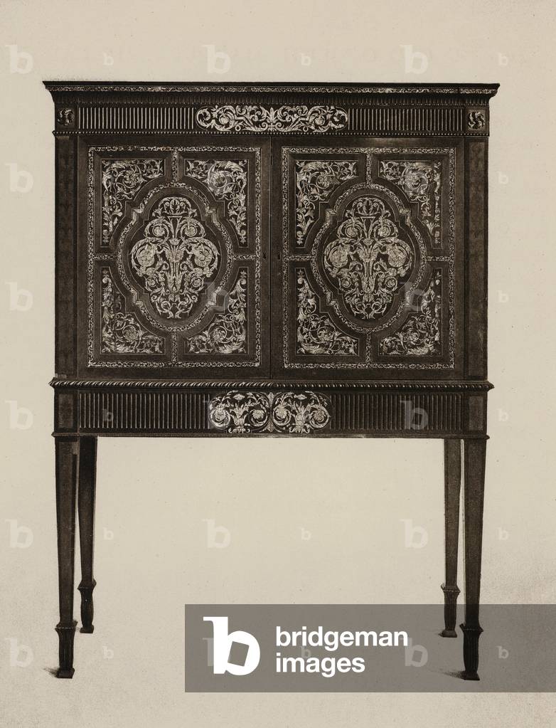 Ein altes englisches Marqueterie-Kabinett aus der Sammlung Bond (s/w-Foto)