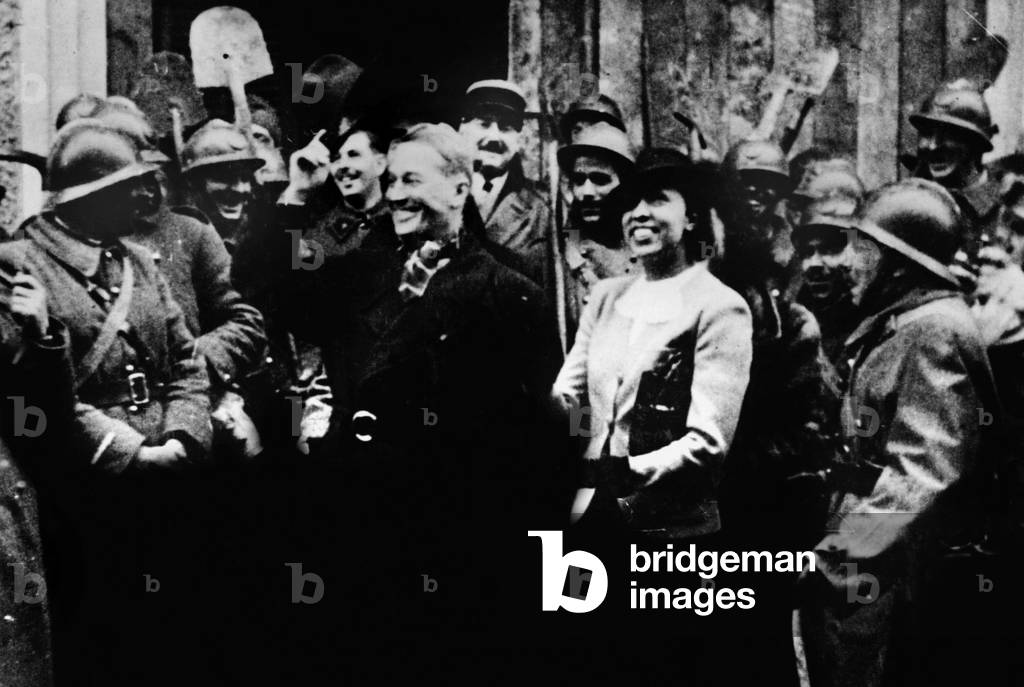 Immagine di Fotografia "Maurice Chevalier e Josephine Baker accolti dai soldati dopo l'esibizione al teatro de