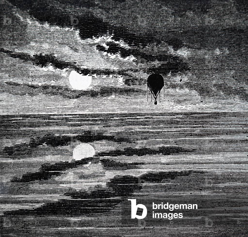 Ein Ballon, der über das Meer fliegt
