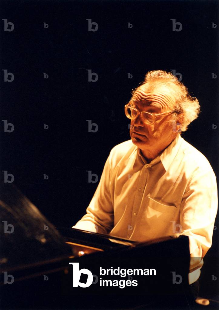Alfred Brendel jouant du piano