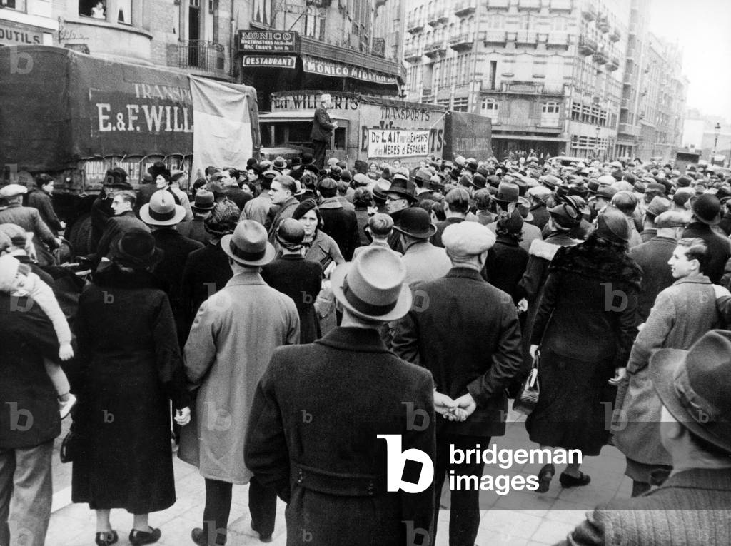 Lastwagen mit Lebensmitteln in Brüssel bei der Abfahrt ins republikanische Spanien Rede eines kommunistischen 
