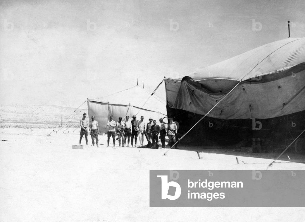 Piloti di caccia tedeschi con tende che ospitano i loro aerei, 1916 (foto b/n)