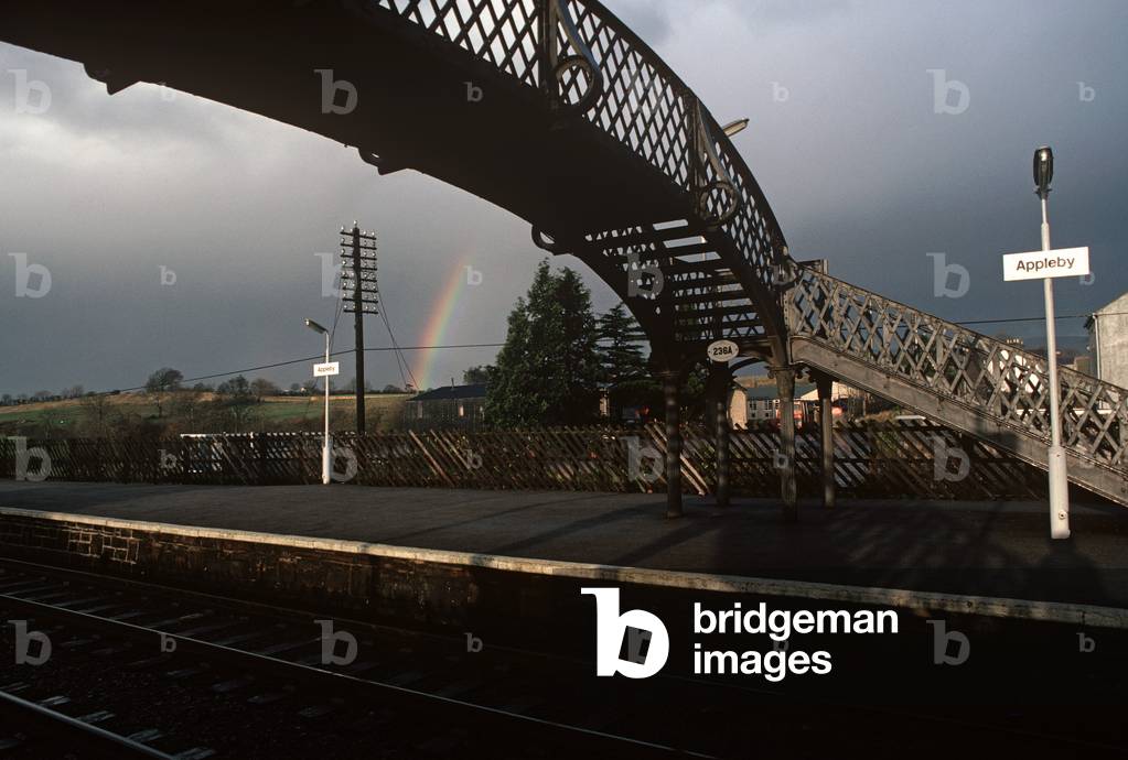 Ponte di metallo passeggeri sopra la British Rail Settle alla linea ferroviaria di Carlisle alla stazione di A