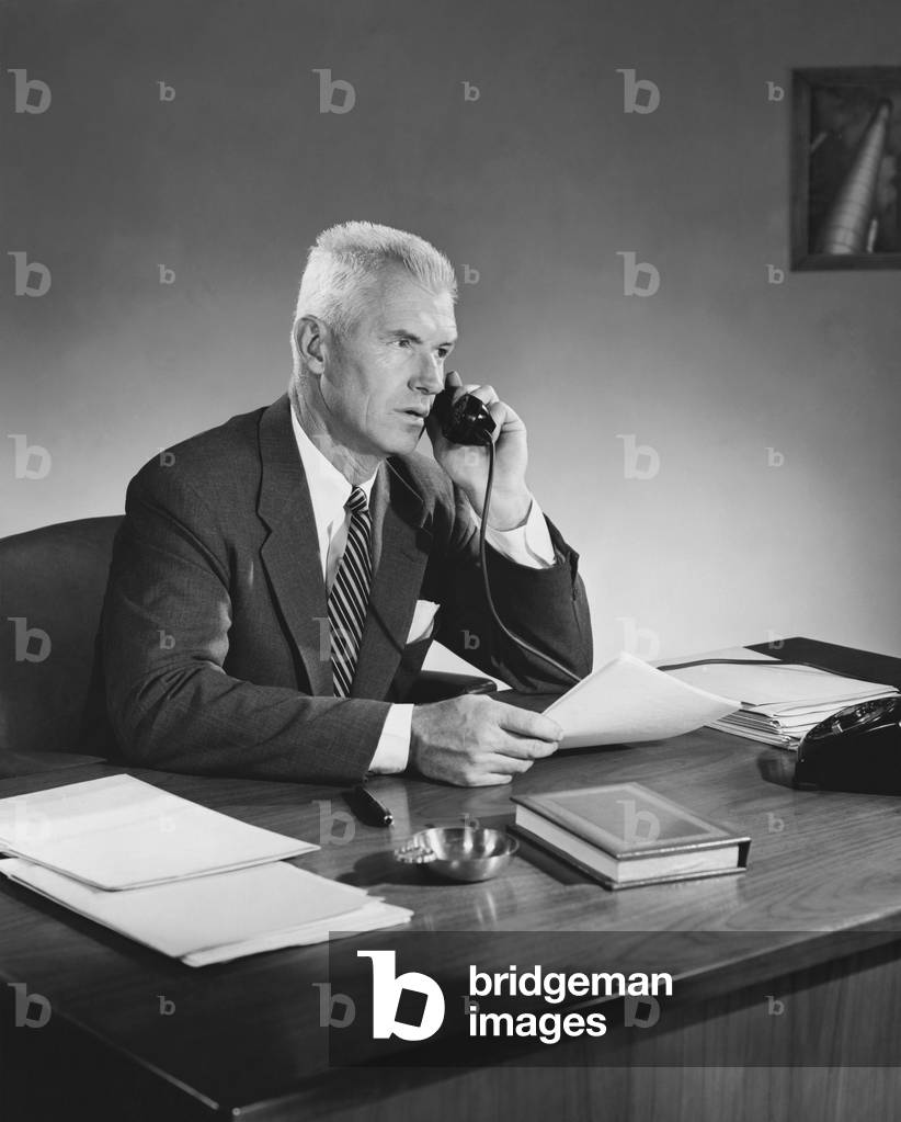 Uomo d'affari parlando al telefono in un ufficio