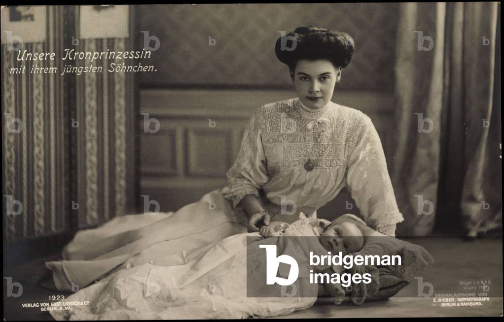 Bild von Fotografie "Ak Kronprinzessin Cecilie von Preußen mit Prinz Louis Ferdinand" von German Photographer,