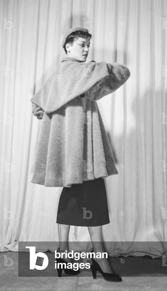Madeleine Vramant fashion, Paris, 1951: Mantel (s/w Foto)