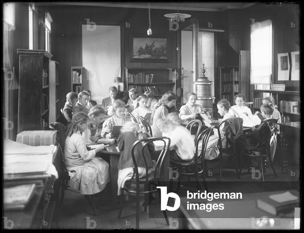 Immagine di Fotografia "Bambini che leggono nella sala di lettura di una filiale non identificata della Queens