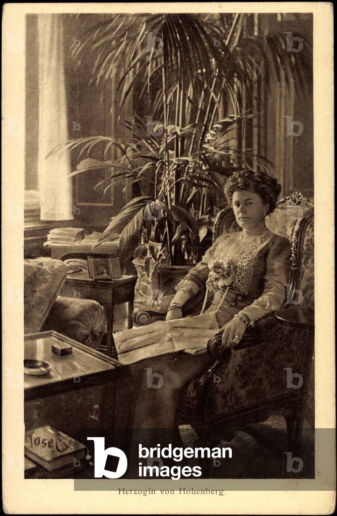 Image de Photographie représentant Ak Duchess von Hohenberg lit Zeitung im Salon par German Photographer