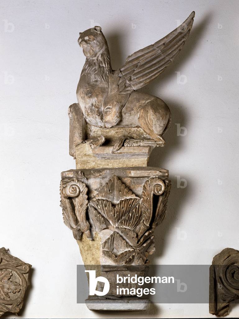 Arte medievale: Capitello con simbolo di San Marco - Gesso - Sant'Ambrogio, Milano, Italia