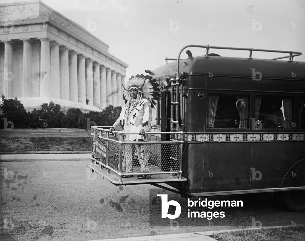 Capo due Luna sul retro di un autobus vicino al Lincoln Memorial 1925 (foto)