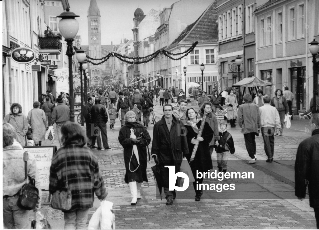Bild von Fotografie "Weihnachtseinkauf in der Brandenburger Straße" 1991 von Peter Sengpiehl