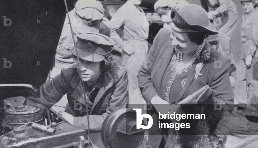 Königin Elizabeth II. als junge Frau im Auxiliary Territorial Service mit ihrer Mutter Elizabeth, Queen Consor