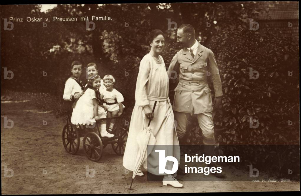 Bild von Fotografie "Ak Prinz Oskar von Preußen mit Familie" von German Photographer, b/w