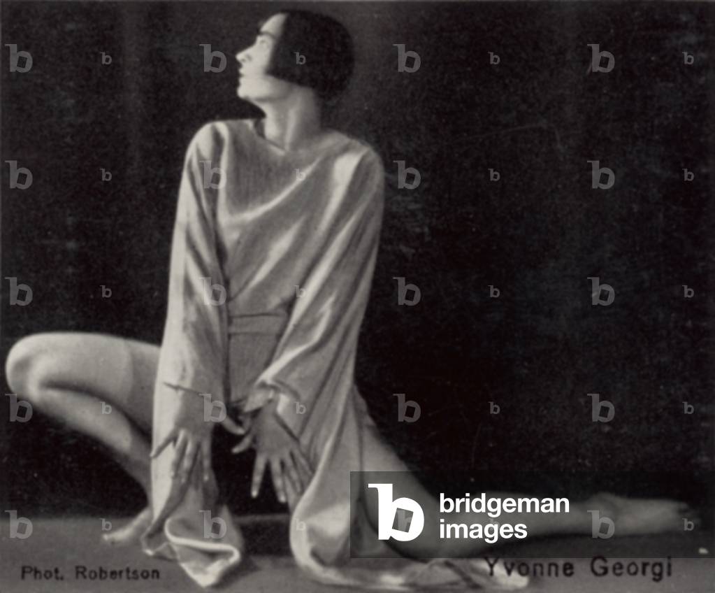 Immagine di Fotografia "Yvonne Georgi (foto b/n)" di English Photographer