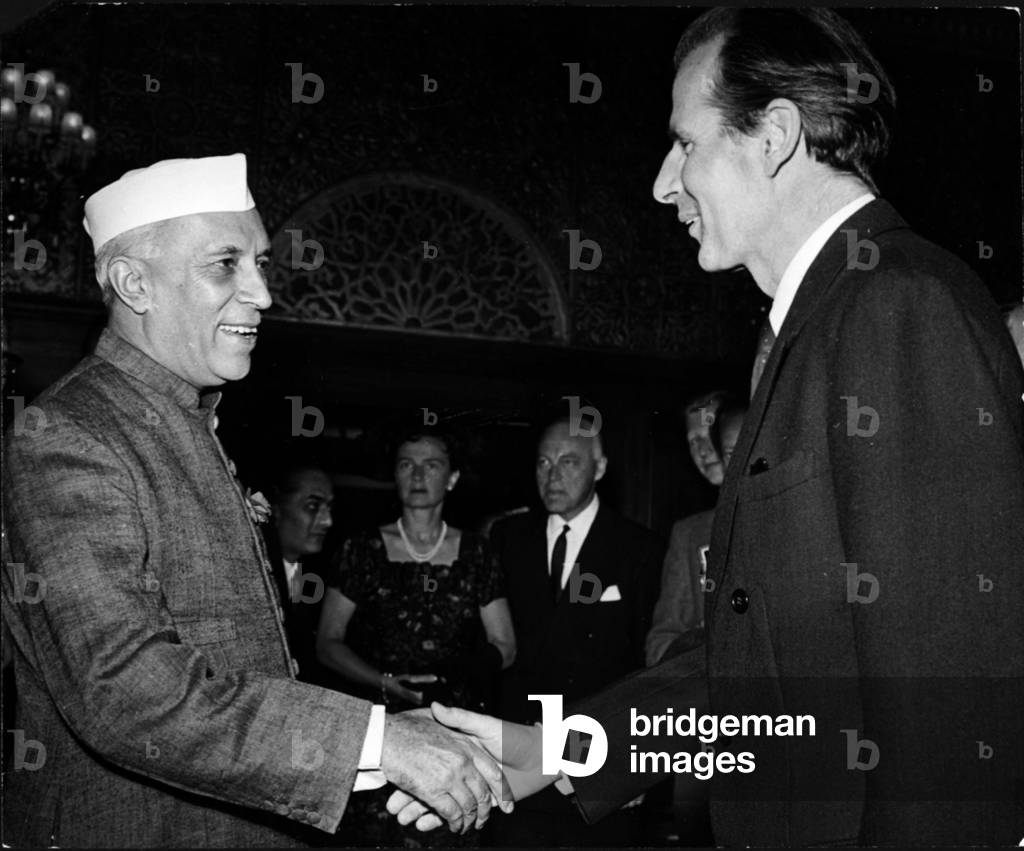 Immagine di Fotografia "Il professore e scalatore Arne Næs saluta il primo ministro indiano Jawaharlal Nehru. 