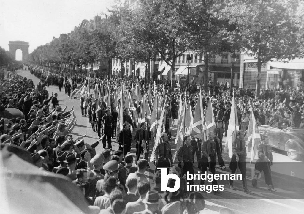 Immagine di Fotografia "Sfilata del Parti Populaire Francais a Parigi" 1943, b/w
