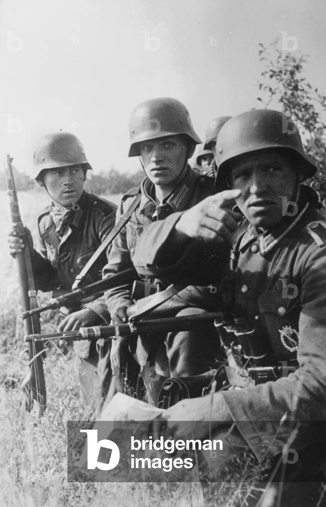 Image of Patrol on the eastern front, 1941 (b/w photo)