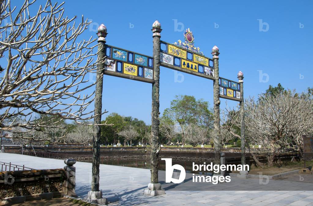 Image of Vietnam Gateway leading onto the Cau Trung Dao (Middle Bridge)