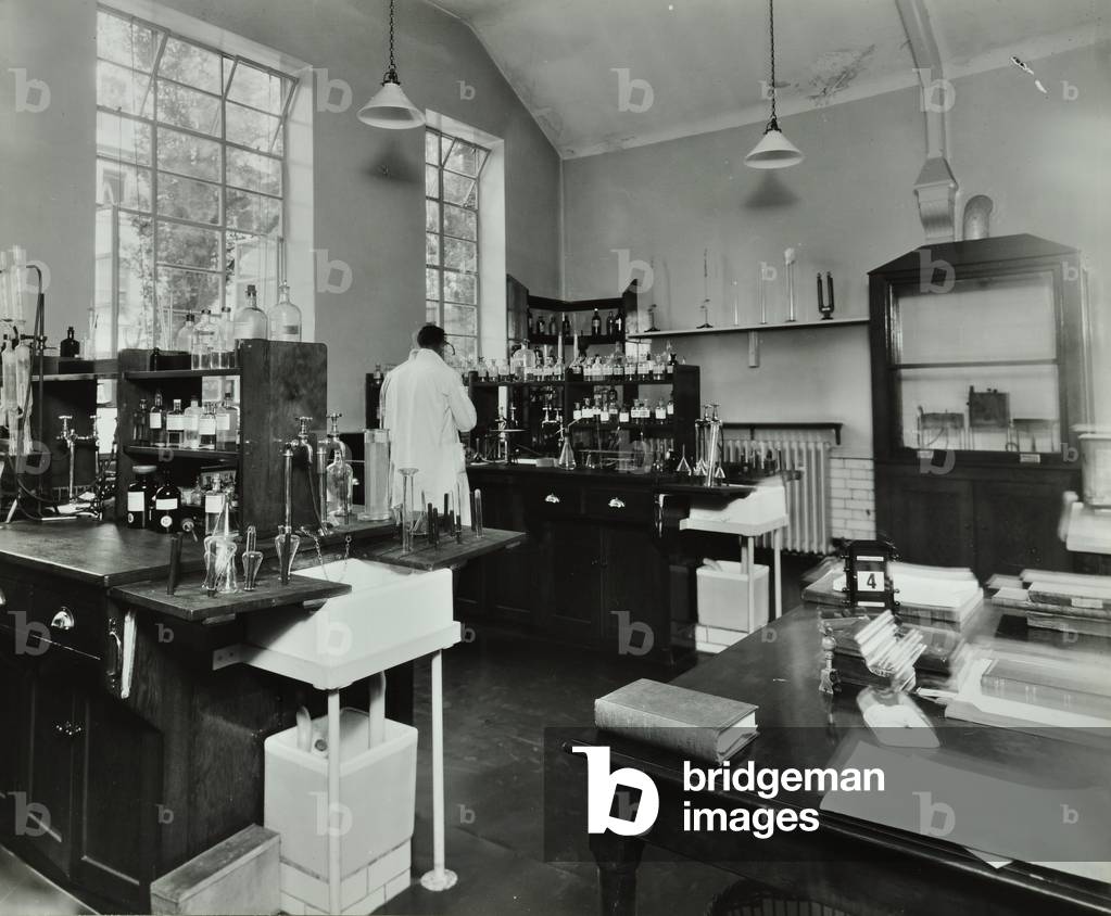 Bild von Fotografie "St. Mary Abbott's Hospital: Innere des Laborprüfraums" 1934 von English Photographer