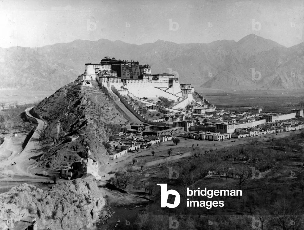 Зображення палацу Потала, Лхаса, бл. 1920-1 (чорно-біла фотографія) англійського фотографа (20 століття)