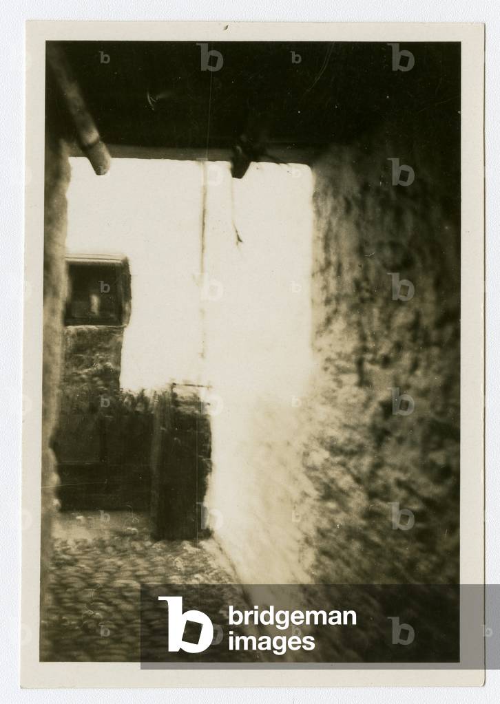 Image de Photographie représentant Regardant la petite cour derrière la rue Fort 1932 par John James Frowde, b