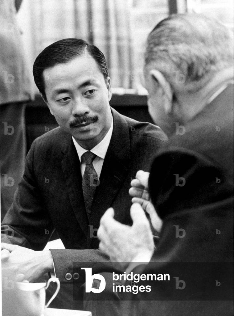 Immagine di Fotografia "Il presidente americano Lyndon Baines Johnson parla con il generale Nguyen Cao Ky", b/