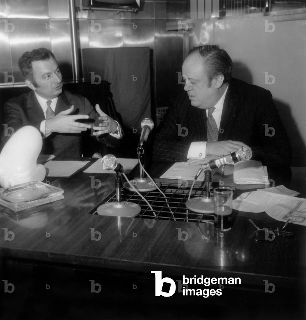 Christopher Soames (R) e il giornalista Jean Carlier durante A Radioprogram on Rtl il 14 marzo 1970 (foto in b