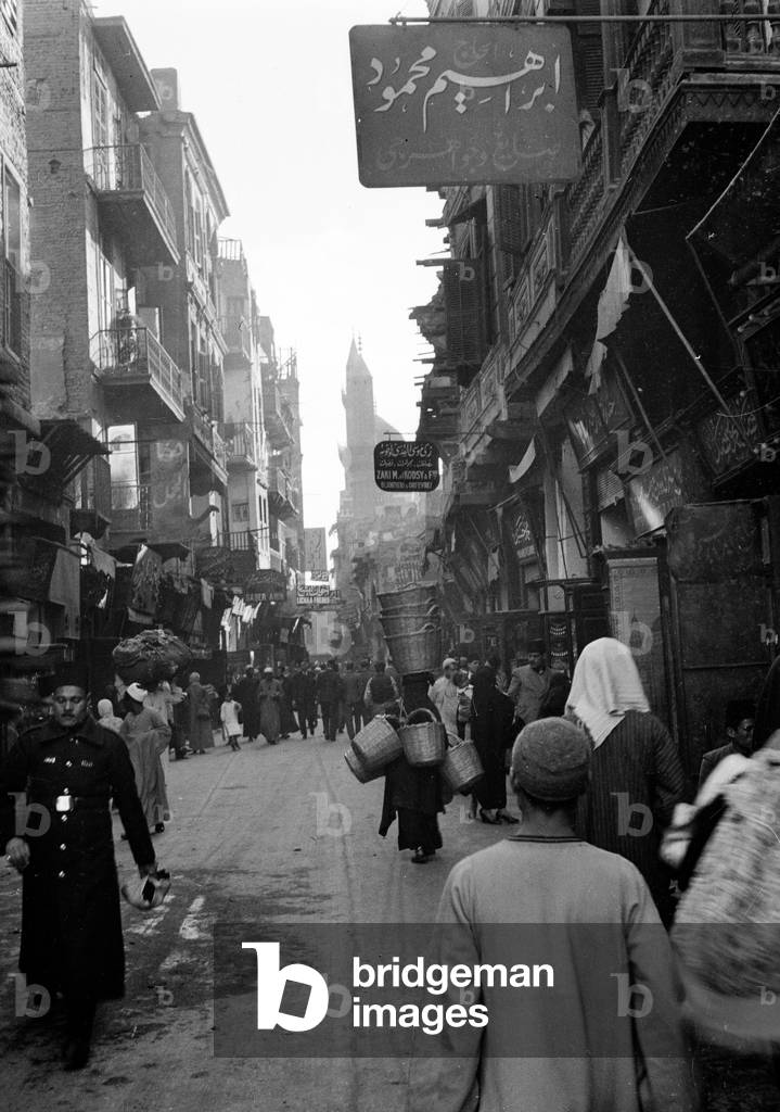 Una scena di strada al Cairo, Egitto, 1942 circa (b/n foto)
