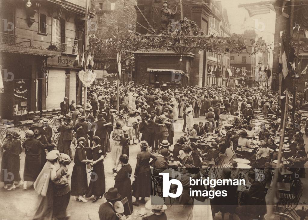 Parigi: Le 14 Juillet au Faubourg Saint-Denis (foto in b/n)