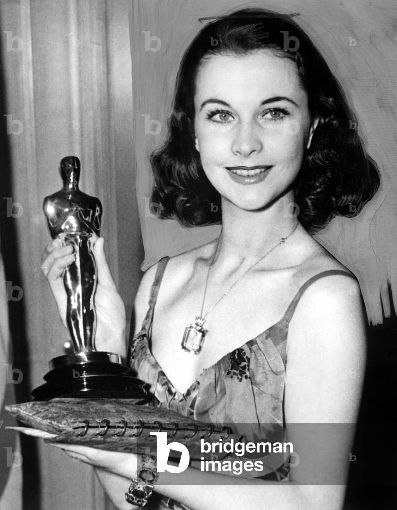 Image of Oscar 1940 VIVIEN LEIGH holding her Academy Award for Best