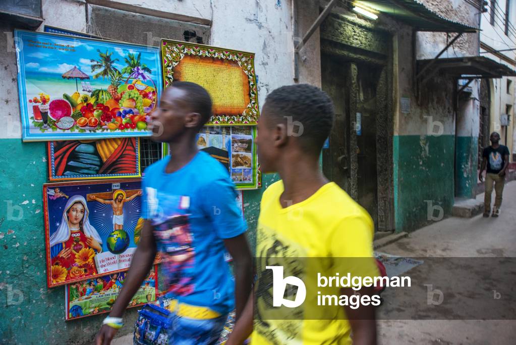Persone locali in una stretta strada della città di Lamu nell'isola di Lamu, Kenya, 2020 (foto)