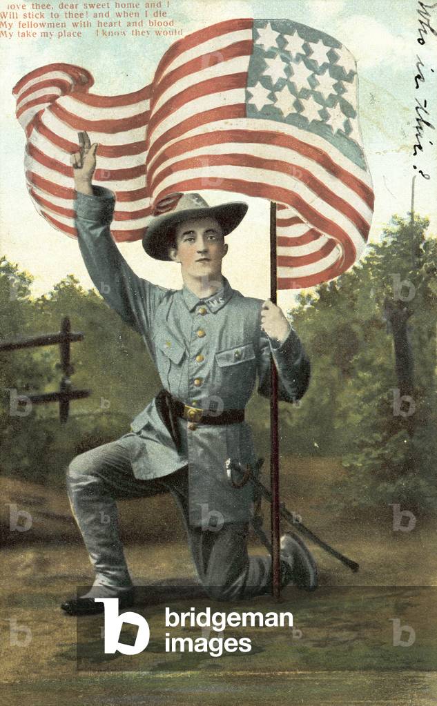 Amerikanischer Soldat, der die Sterne und Streifen hält (Farbfoto)